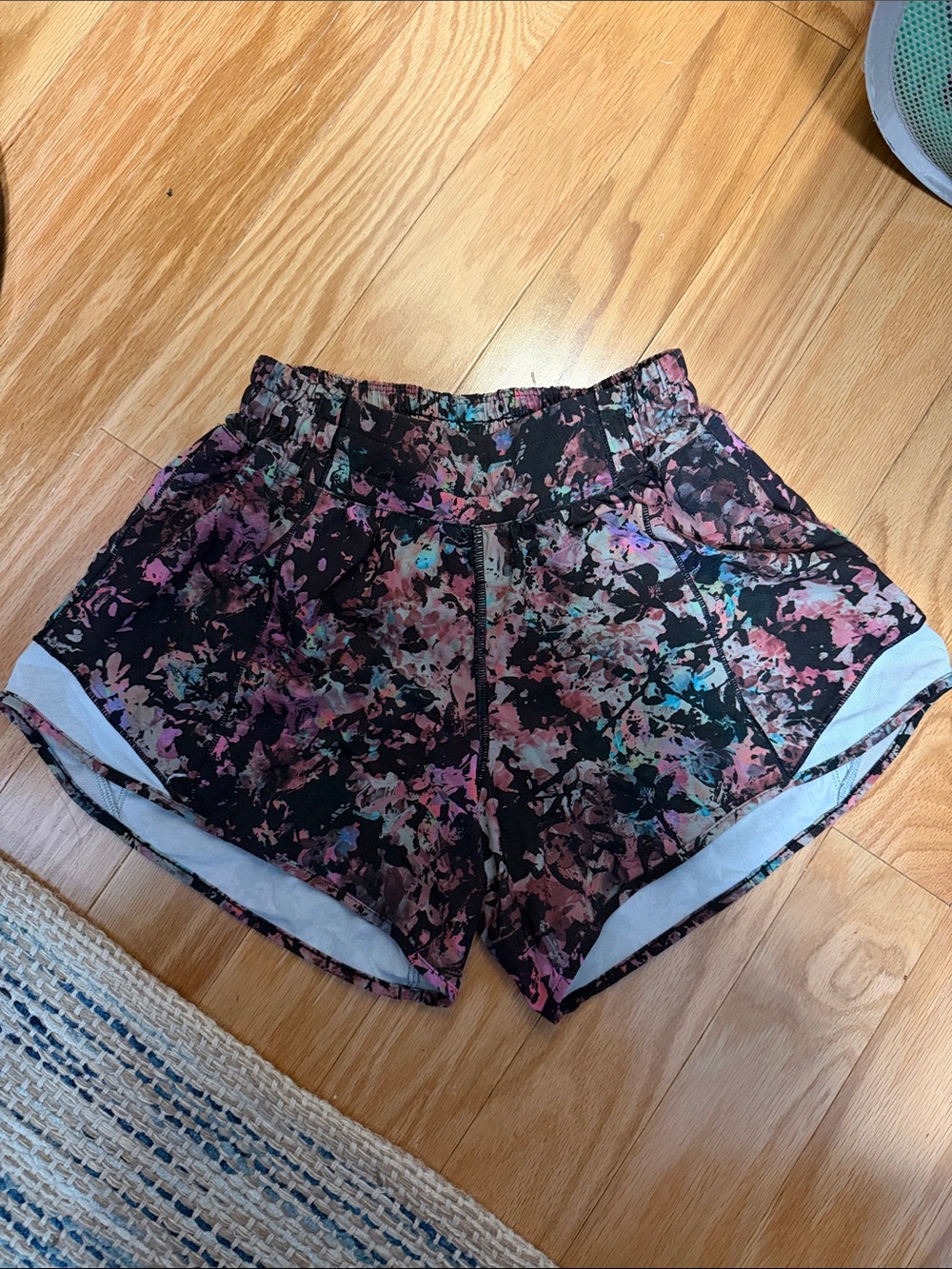 Floral Lululemon Hotty Hot shorts 4”